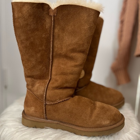 UGG Bailey Button - Picture 2 of 8